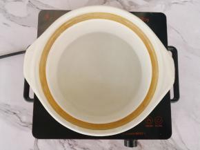 砂锅里倒入适量清水烧开。