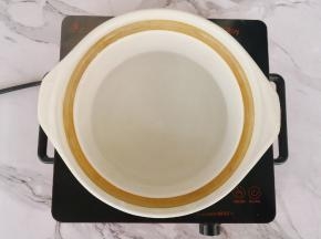 砂锅里倒入适量清水烧开。