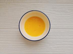 鸡蛋打散放一边备用。