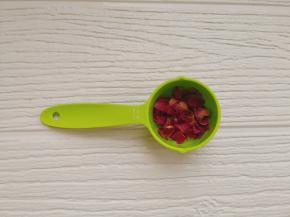 干玫瑰花撕成小瓣，喜欢的可以多放几朵哦。