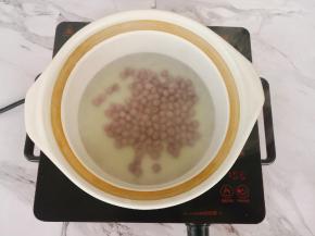 水开后倒入紫薯丸子，稍微搅拌，防止粘锅。