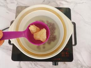 倒入冰糖，冰糖的份量根据个人习惯适当增减就可以。