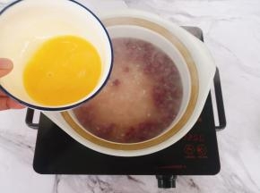 倒入蛋液。
