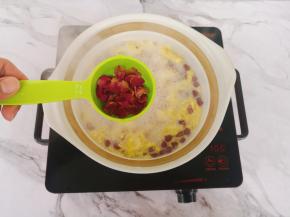 蛋液凝固时倒入玫瑰花瓣就可以关火了。