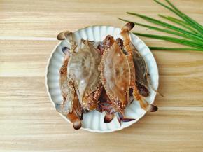 螃蟹挑的时候按一下蟹脚，蟹脚厚实，螃蟹就肥。