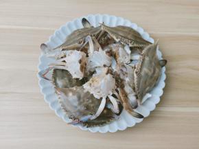 螃蟹去除内脏剪成小块。