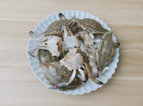 螃蟹去除内脏剪成小块。
