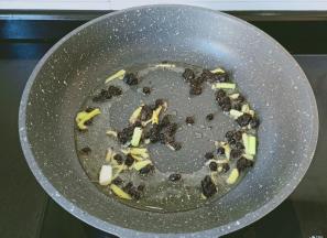 热锅凉油放生姜丝与豆豉炒香。