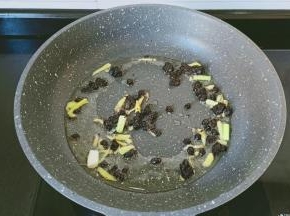热锅凉油放生姜丝与豆豉炒香。
