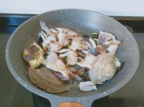 下螃蟹块快速翻炒。
