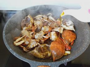 加料酒少许去腥。