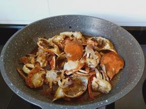 加一点点水开大火炖煮。