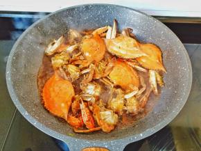 汤汁差不多时开大火收汁。