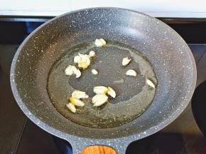 热锅凉油加蒜炒香。