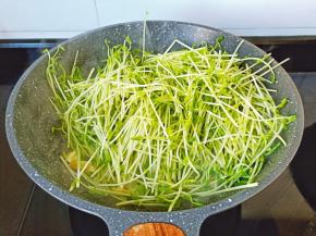 放入豆苗大火快速翻炒。