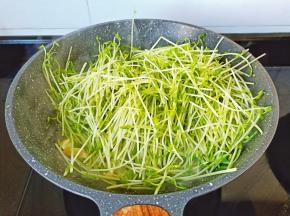 放入豆苗大火快速翻炒。