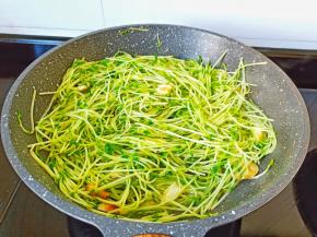 翻炒到豆苗变软。