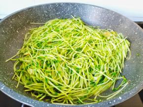 快速翻炒均匀即可。