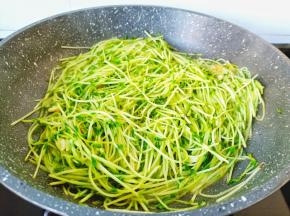 快速翻炒均匀即可。