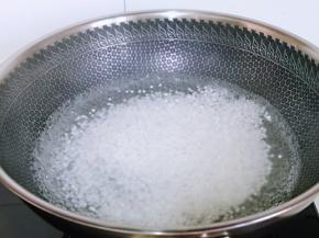 首先煮西米，水烧开后下西米再次烧开。