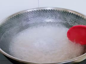 转中小火煮西米，用铲子不断搅拌。