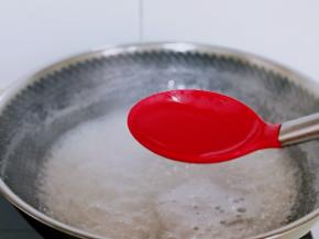 发现水粘稠时加入一勺纯净水，反复多次。