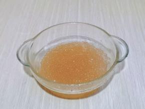 焖好的西米用冷水冲洗，建议使用纯净水，至晶莹剔透即可。