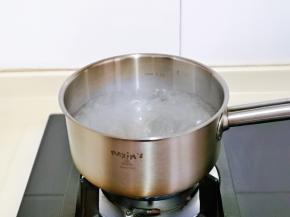 锅中加入750ml纯净水烧开。