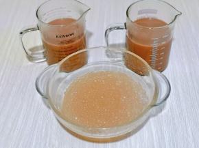 可可奶茶倒入杯中，把西米盛入杯中就可以啦！