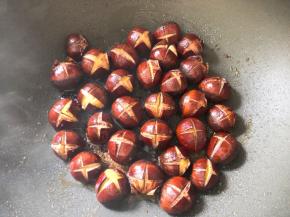 锅中剩下少许糖水的时候，不停翻炒，糖水汤汁收干即可出锅