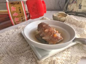 盛出，装入小汤碗，淋入香油，秋冬补充优质胶原蛋白，尤其对于身体虚弱、失眠，这种做法，尤为有效。