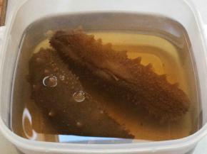 这种程度就可以用来煮汤或者葱烧海参，如果是因为身体虚弱需要每天吃一只的，可以再进行第二次炖煮，三十分钟，继续放进保温瓶，六小时，以达到可以更好吸收的软糯程度