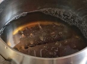 将海参与泡发海参的汤一起倒入小汤锅中，中小火慢炖三十分钟，小心，泡发好的海参，很容易沸锅，小心看着。