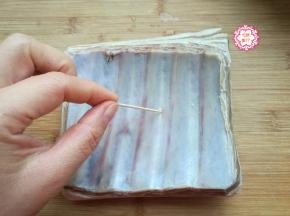 准备好所需要的食材，我们就开始制作吧！首先把羊排清洗干净，最好是浸泡2小时，中间换一次水，这样做的目的是把羊排中的血污泡出来。然后用牙签把羊排扎一些小洞，让羊排更容易入味。买羊排还是要买这种呼伦贝尔大草原的羔羊排，香而不腻，嫩而不膻，肉质紧密鲜嫩多汁。
