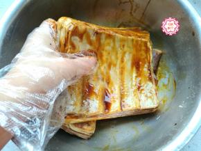 然后放在一个盆子里，加入生抽、老抽、料酒、胡椒粉、盐，戴上一次性手套，用手抓捏均匀，腌制30分钟。