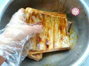然后放在一个盆子里，加入生抽、老抽、料酒、胡椒粉、盐，戴上一次性手套，用手抓捏均匀，腌制30分钟。