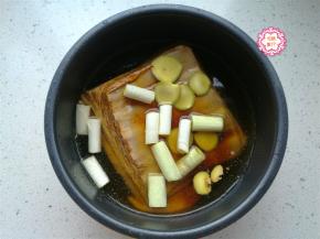 腌好的羊排放进压力锅内胆，加入切好的葱段、姜片，把腌制完羊排的调料也一起加进去，放回压力锅，根据自己的压力锅所需要的时间调整，羊排大约需要15分钟左右。