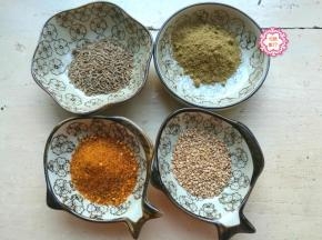 羊排炖煮期间，我们准备好5克孜然粒、3克孜然粉、3克辣椒粉和5克熟的白芝麻。这些调料的多少可以根据个人口味适当调整。