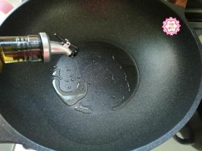 不粘炒锅清洗干净，烧热后倒入适量食用油。油量不用太多，不粘锅本身不需要太多油，我们为了减少热量的摄入，羊排不用油炸，只用一点点油煎一下就好了。煎羊排，最好用对人体无害的麦无涂层的不粘锅。