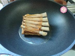 油热后，把羊排捞出来控干水分，肉多的一面朝下，小火慢慢煎至肉皮金黄，火不要太大，防止羊排煎糊。