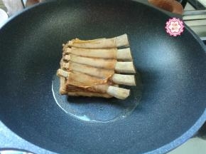 油热后，把羊排捞出来控干水分，肉多的一面朝下，小火慢慢煎至肉皮金黄，火不要太大，防止羊排煎糊。