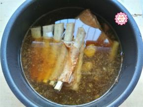 时间到了，我们的羊排也焖好了，这个时间的羊排不软不硬刚刚好，羊排太软骨头容易脱落，羊排太硬口感不好。