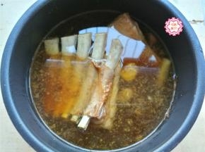 时间到了，我们的羊排也焖好了，这个时间的羊排不软不硬刚刚好，羊排太软骨头容易脱落，羊排太硬口感不好。