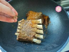 最后撒上我们准备的炒熟的白芝麻，稍微翻炒一下就可以出锅了。白芝麻如果是生的，一定要放锅里小火慢慢炒熟哦，熟芝麻才会越嚼越香。