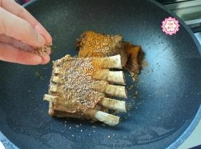 最后撒上我们准备的炒熟的白芝麻，稍微翻炒一下就可以出锅了。白芝麻如果是生的，一定要放锅里小火慢慢炒熟哦，熟芝麻才会越嚼越香。