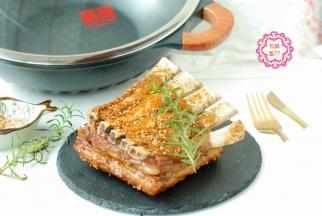 这样一道孜然羊排就做好啦！非常简单。这可比我们平时在饭店吃的经济又实惠，味道一点儿也不差。100多块钱买了2斤羊排，大厨教我这做法，肉鲜嫩味道香，一顿吃个光。