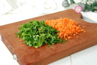 芹菜叶沥干水分，切碎，最好剁碎一些。胡萝卜去皮洗净借助工具擦成细丝，也剁几下，让胡萝卜细碎一些。如果是给宝宝吃，可以将芹菜叶和胡萝卜榨成汁或打成泥，然后再与面粉搅拌在一起。