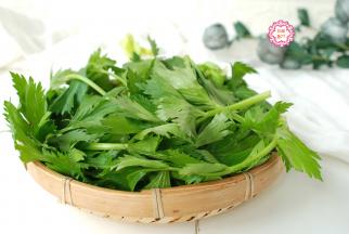 芹菜叶子可是个宝贝，你是不是把叶子都丢了垃圾桶了？我可从来都不扔。我们把芹菜叶子洗一洗，放进盐水里泡一泡，去除虫卵，用水冲洗干净。