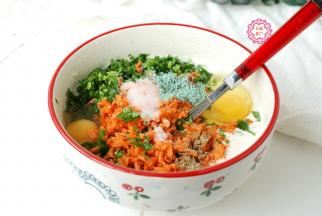 然后加入切碎的芹菜叶、胡萝卜，再加入盐、胡椒粉、鸡精、2个鸡蛋，搅拌均匀，动作重要慢一些，防止面糊从碗中溢出来。