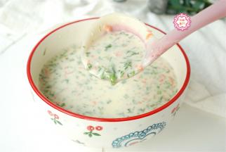 、面糊拌好了，是不是还是有点稠？没关系，再加进去一点水就好了，大约需要100克左右。水量不固定，因为面粉的吸水性不同，有的面粉吃水，有的面粉不吃水。总之，最后调好的面糊是稍微有点稠，但还可以顺利流淌的状态就好了，就像图中的样子。